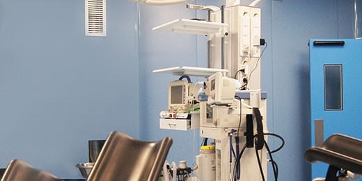 Консоль МК-НД-1600 с двух-плечевым потолочным креплением и вертикальным модулем